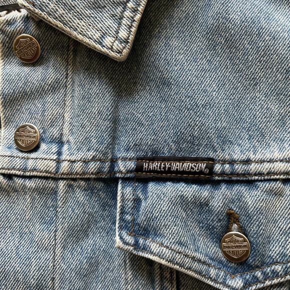 Vintage jean jacket with added embroidery - Picture 3 of 9